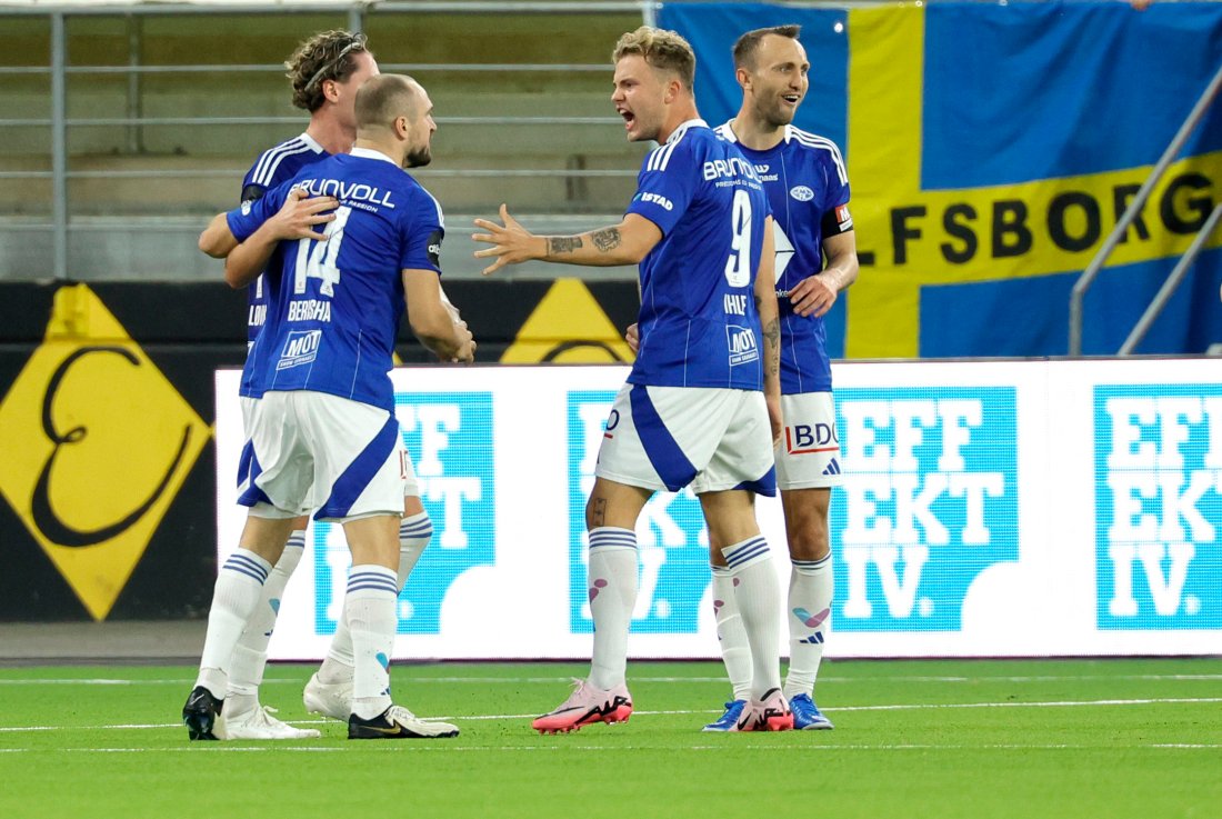 Veton Berisha feirer scoringen sammen med resten av laget. Foto: Adam Ihse/TT / NTB