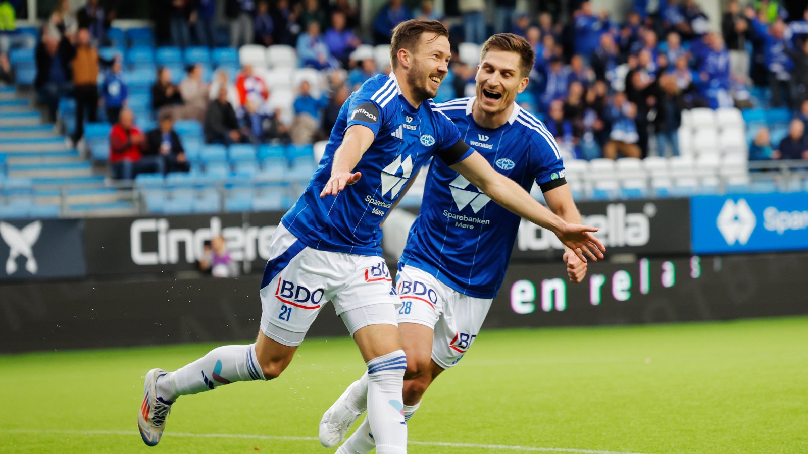 Martin Linnes feirer Moldes sjette scoring sammen med Kristoffer Haugen, etter en VAR-korrigert scoring som fastsatte resultatet til 6-1 mot Fredrikstad. Linnes viste stor tålmodighet da han scoret på sitt andre forsøk etter en glimrende pasning fra Magnus Wolff Eikrem.