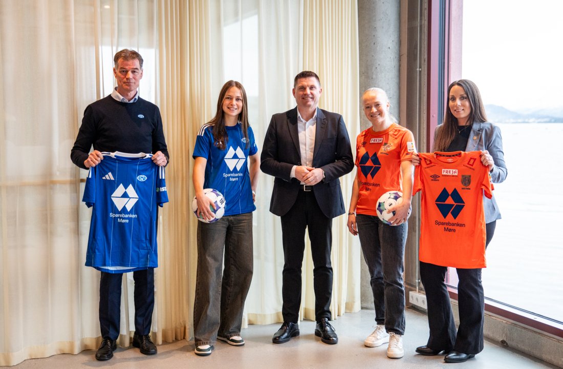 Øystein Neerland, adm. direktør Molde FK, Laura Guldbjerg Pedersen, kaptein Molde FK kvinner, Trond Lars Nydal, adm. direktør Sparebanken Møre, Mette Muri, kaptein AaFK Fortuna og Maria Elena Kvalen, nestleder i styret i AaFK Fortuna.