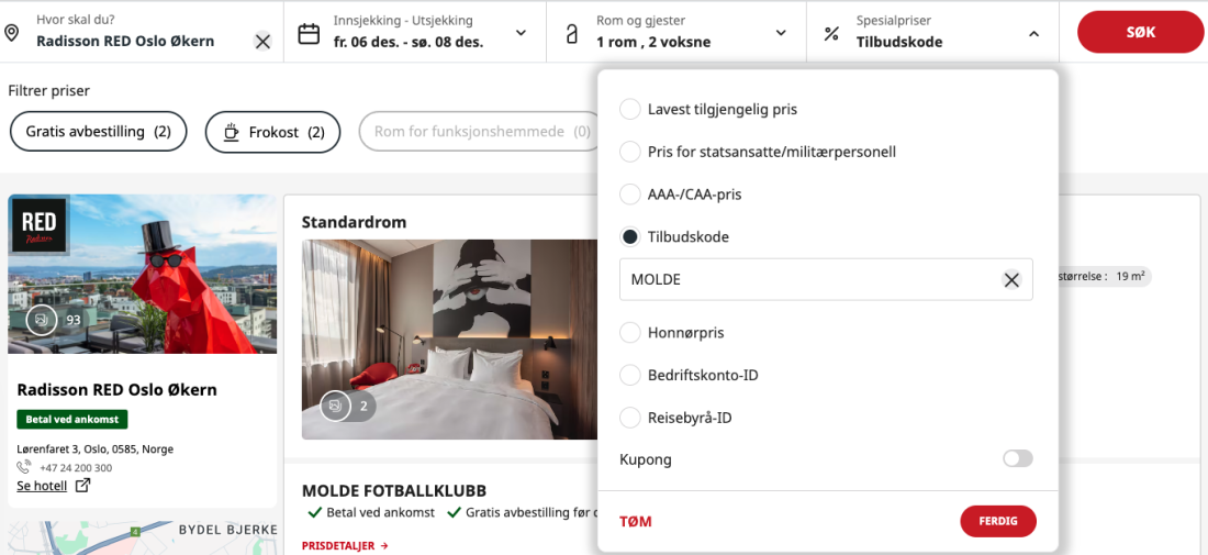 Skjermbilde av Radisson RED Oslo Økern sin nettside for rombestilling. Brukeren har valgt datoene 6.–8. desember for ett rom til to voksne. I spesialpriser-menyen er “Tilbudskode” valgt, og kodeordet “MOLDE” er skrevet inn. Bildet viser også hotellnavnet, et standardrom med et stort bilde på veggen, og teksten “Molde Fotballklubb” som bekreftelse på rabatten.