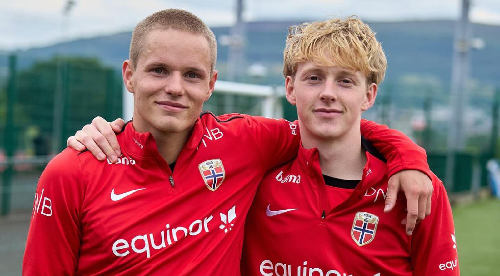 Sondre Granaas (til høyre) og Mats Pedersen som holder rundt hverandre iført landslagsklær.