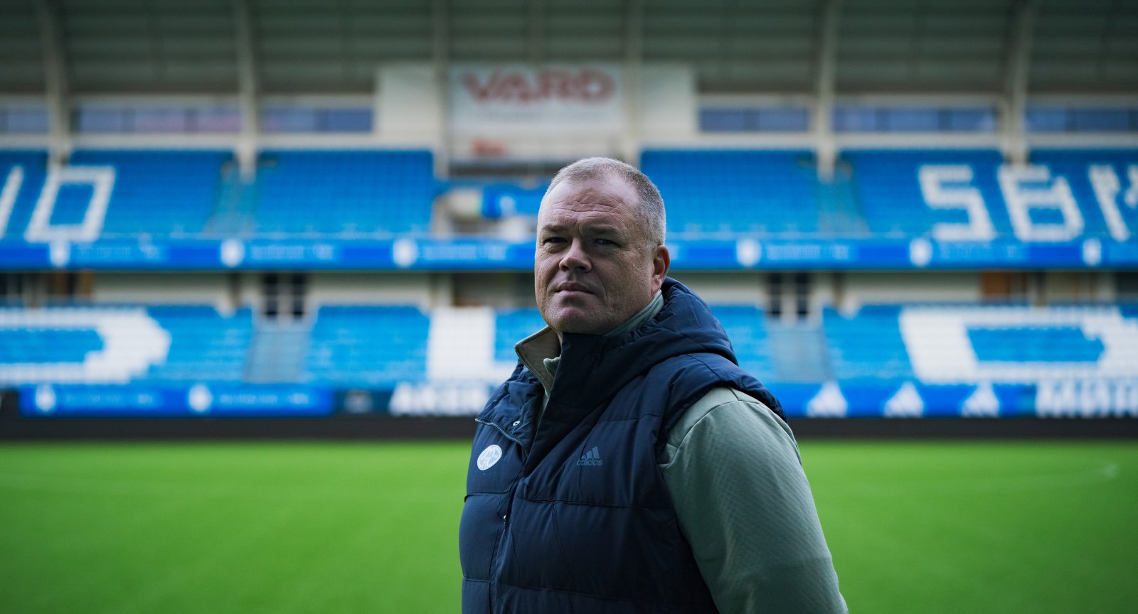 Kent Rudning, Molde FK Kvinners nye hovedtrener, står på Aker Stadion iført mørk vest.