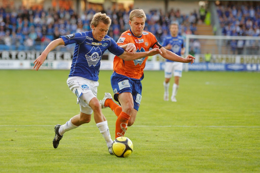 Mattias Moström i duell med Aalesunds Johan Arneng under eliteseriekampen mot Aalesund på Aker Stadion. Foto: Svein Ove Ekornesvåg / NTB 