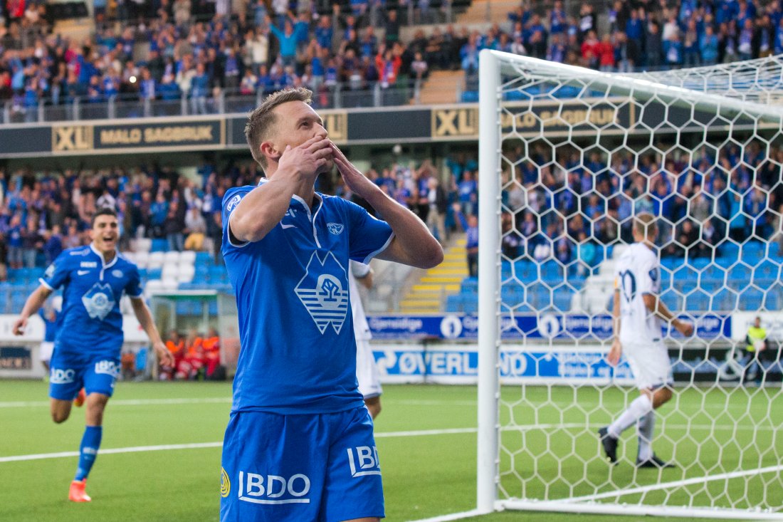 Mattias sender slengkyss til publikum etter å ha satt inn 3-1-målet i kvartfinalen i cupen mellom Molde og Viking på Aker Stadion. Foto: Svein Ove Ekornesvåg / NTB