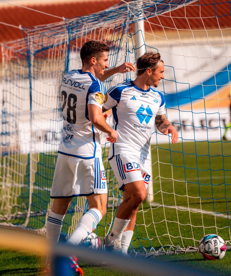 Fredrik Gulbrandsen og Kristoffer Haugen feirer 1-0-scoringen. Foto: Jonas Sande Ingebretsen / Molde Fotballklubb