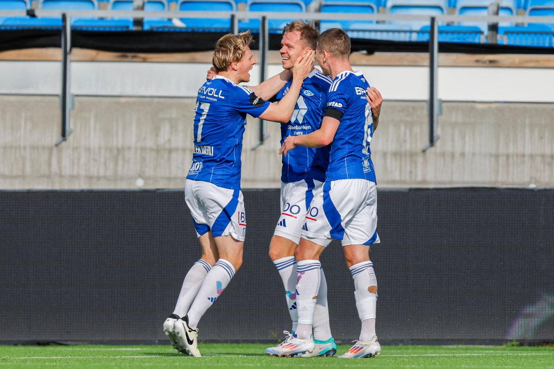 Eirik Haugan feirer scoringen sammen med Mats Møller Dæhli og Markus Kaasa. Foto: Svein Ove Ekornesvåg / NTB