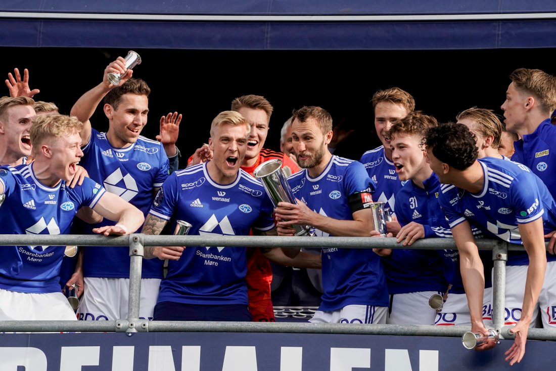 Rett før jubelbrølet: Kaptein Magnus Wolff Eikrem med kongepokalen etter seier mot Bodø/Glimt på Ullevaal. Foto: Terje Pedersen / NTB