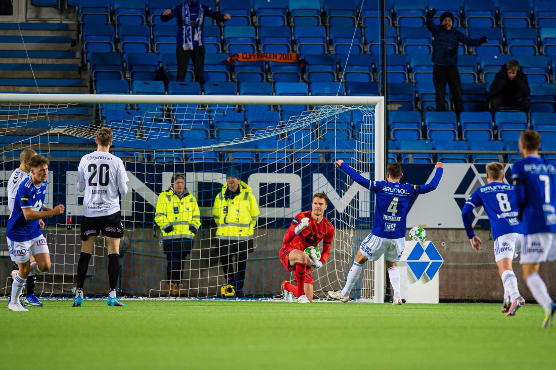 Jacob Karlstrøm reddet straffesparket fra Tobias Lauritsen. Foto: Marius Simensen / NTB