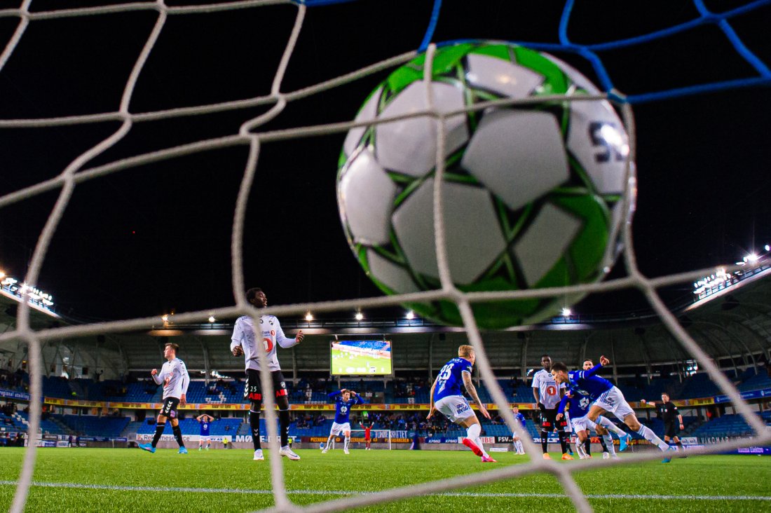 Kristoffer Haugen ser at brassesparket har gått i mål. Og Molde er videre etter en ellevill snuoperasjon! Foto: Marius Simensen / NTB