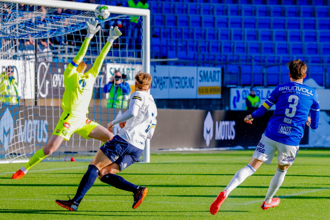 Birk Risa treffer tverrliggeren i 1.omgang. Foto: Svein Ove Ekornesvåg / NTB