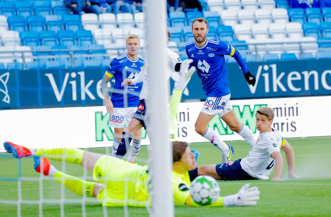 1-0! Magnus Wolff Eikrem trillet ballen i mål i rein Messi-stil! Foto: Svein Ove Ekornesvåg / NTB