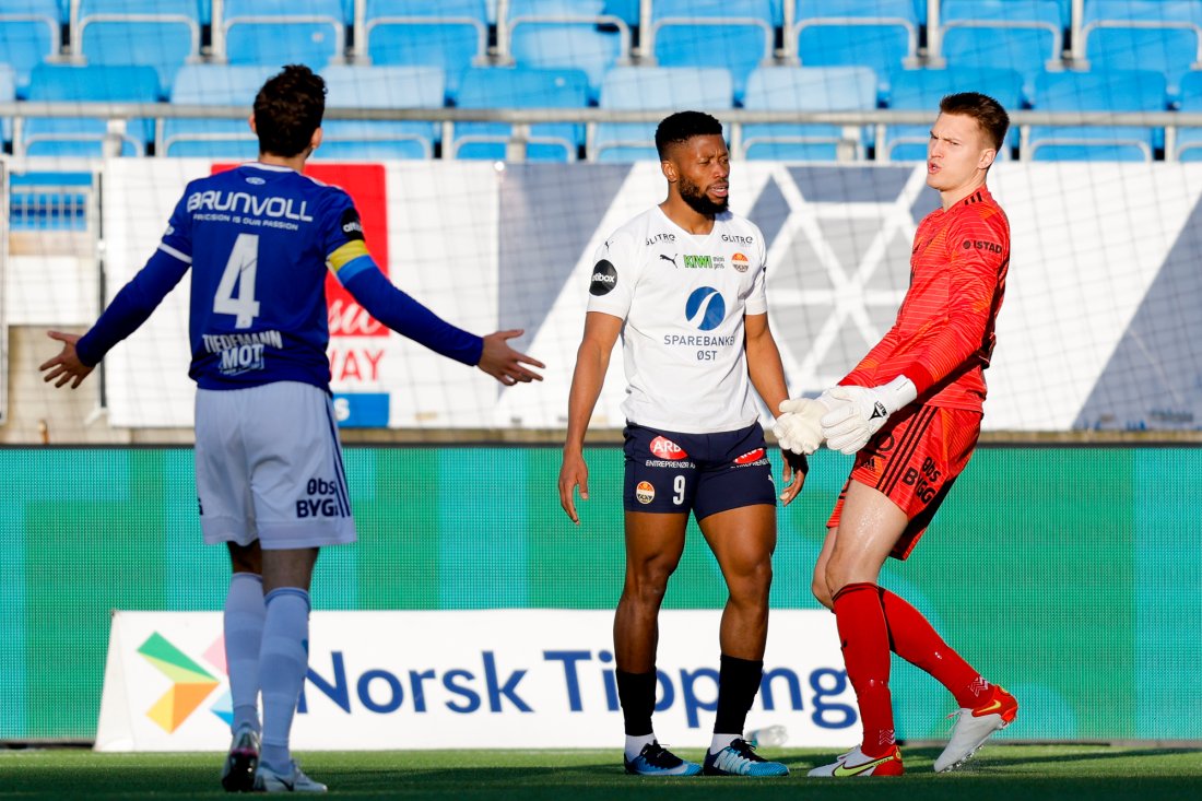 Fred Friday klarte ikke å utnytte sjansen han fikk servert av Jacob Karlstrøm og Benjamin Tiedemann. Foto: Svein Ove Ekornesvåg / NTB