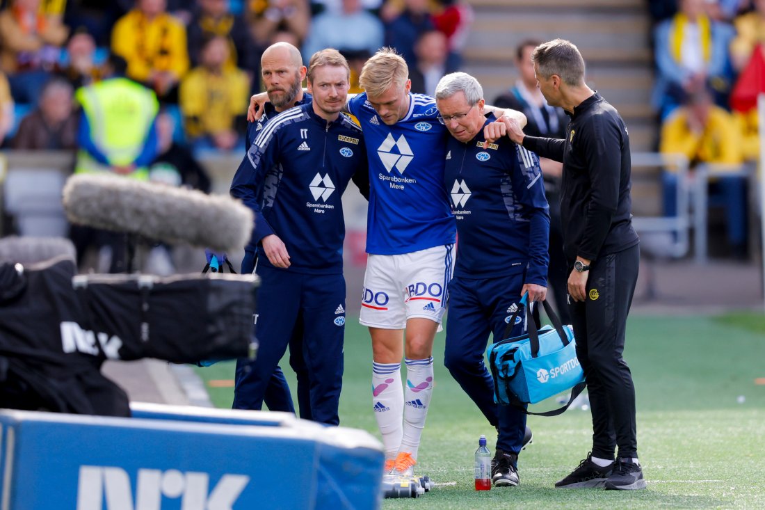 En skadd Eirik Ulland Andersen måtte hjelpes av banen etter en drøy halvtime i cupfinalen. Foto: Svein Ove Ekornesvåg / NTB