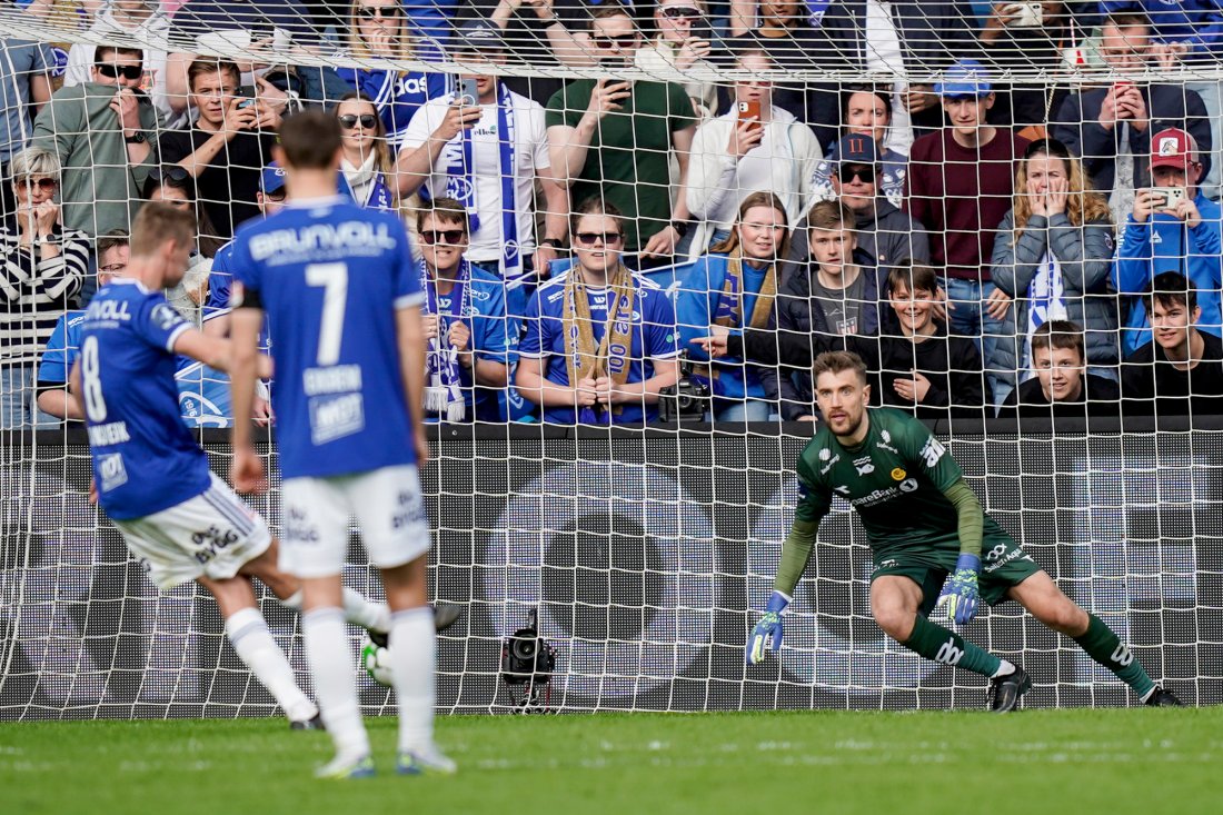 1-0! Nikita Haikin klarer ikke å redde straffesparket fra Moldes Sivert Mannsverk. Foto: Terje Pedersen / NTB