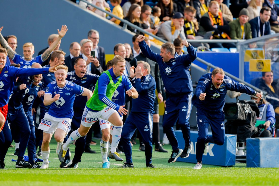 Moldespillerne og støtteapparatet jubler for cupgull på Ullevaal Stadion. Foto: Svein Ove Ekornesvåg / NTB