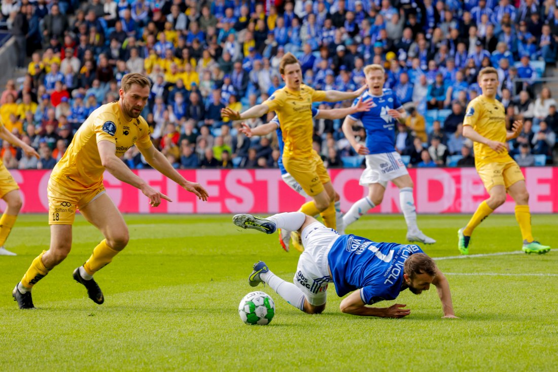 Magnus Wolff Eikrem felles av Brede Moe og Molde får straffespark. Foto: Svein Ove Ekornesvåg / NTB