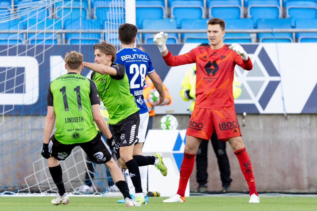 Jacob Karlstrøm fortviler etter at Steffen Lie Skålevik har satt inn 2-2. Foto: Svein Ove Ekornesvåg / NTB