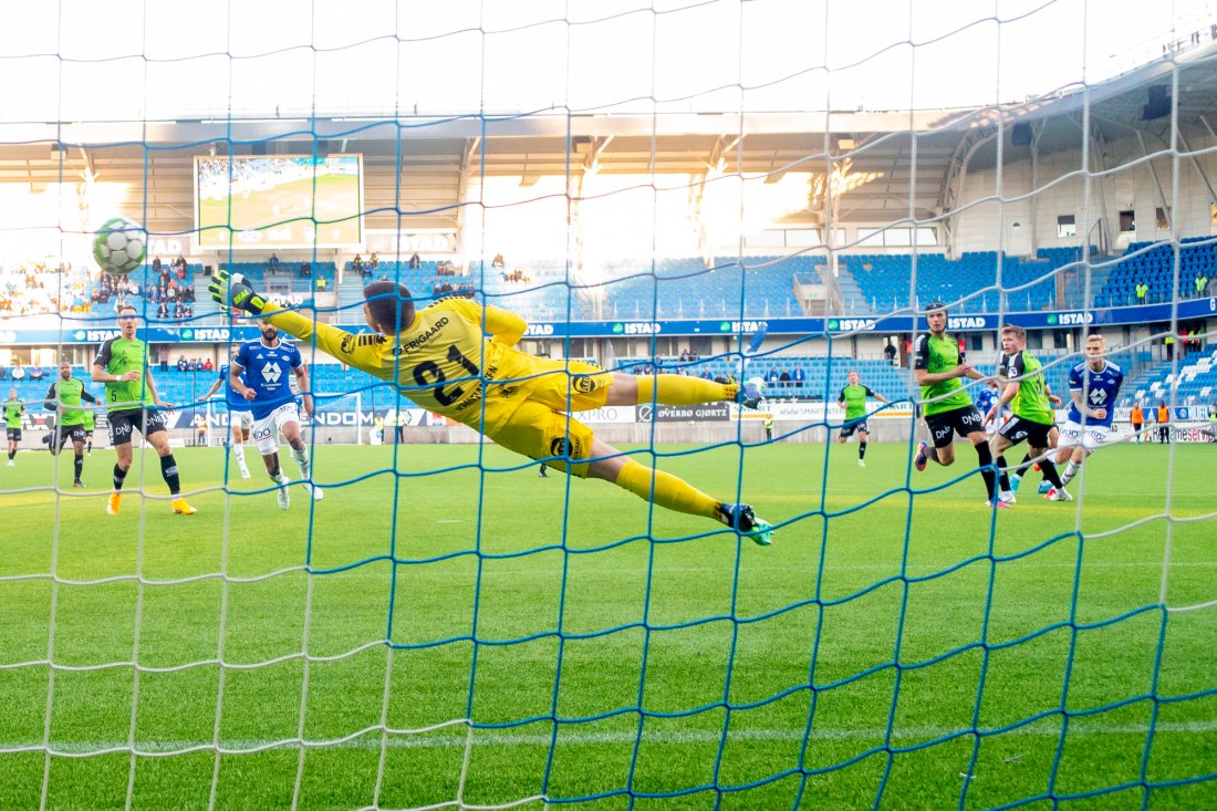 3-2! Eirik Ulland Andersen skrur ballen bort i lengste hjørne. Foto: Svein Ove Ekornesvåg / NTB