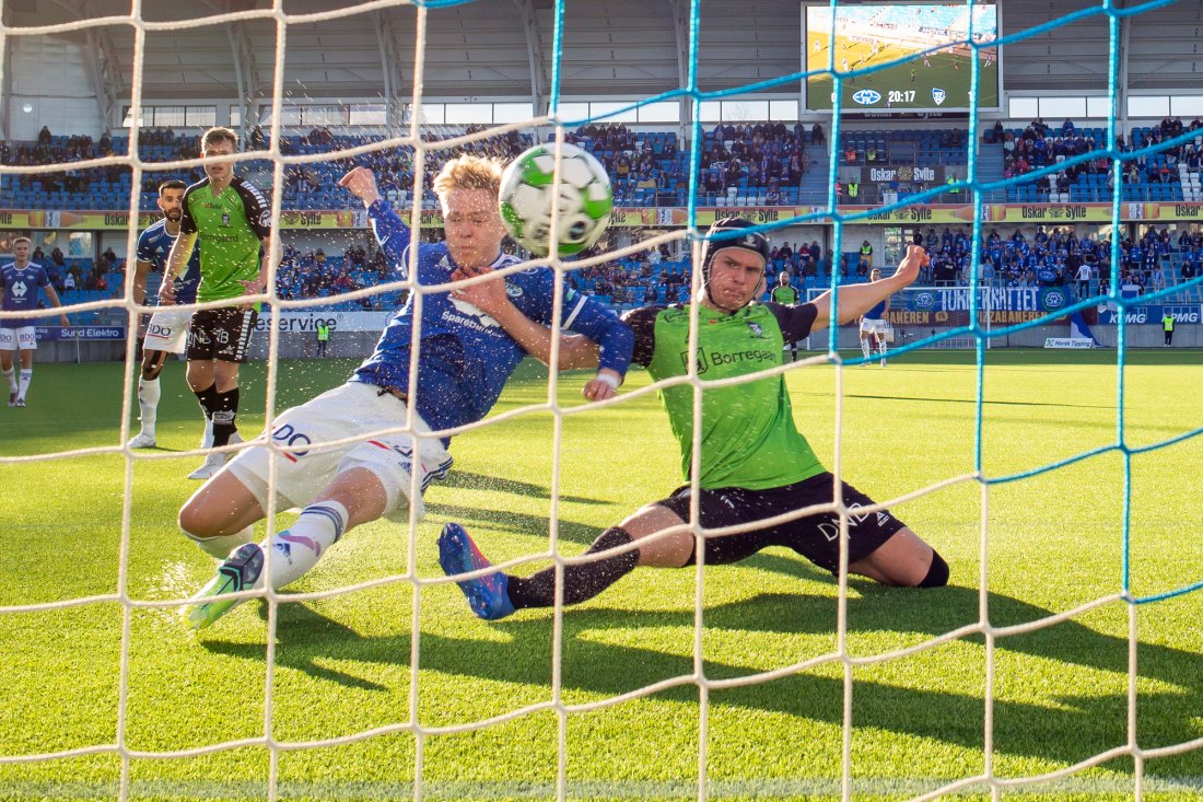 Ola Brynhildsen kaster seg fram og setter inn 1-1 i duell med Bjørn Inge Utvik. Foto: Svein Ove Ekornesvåg / NTB