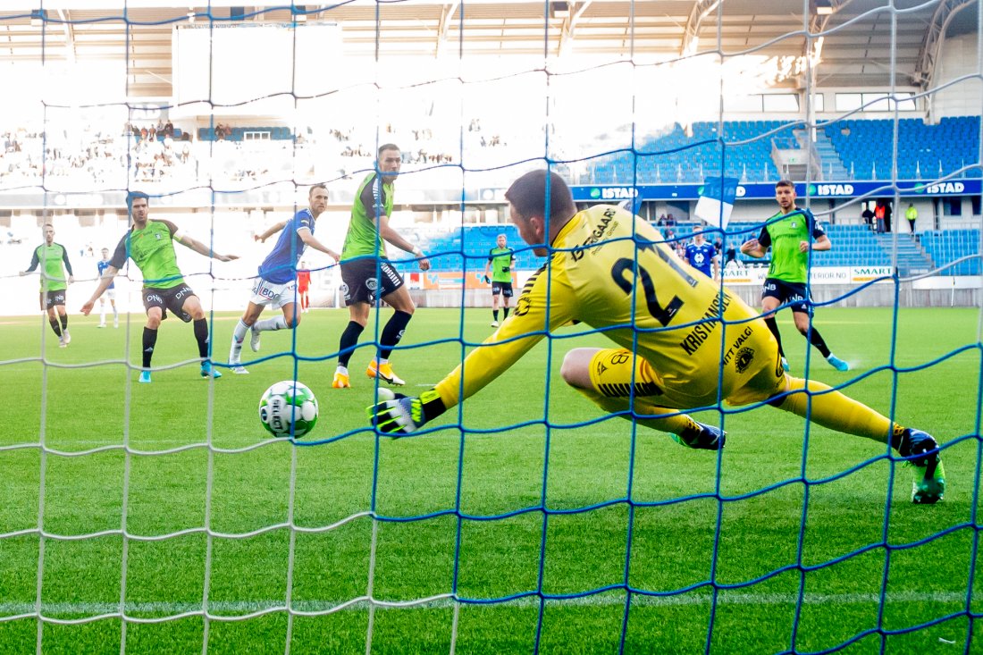 Magnus Wolff Eikrem setter inn 2-1 forbi keeper Anders Kristiansen. Foto: Svein Ove Ekornesvåg / NTB