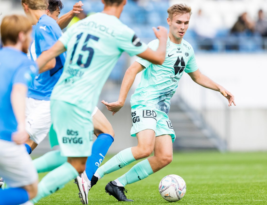 Sivert Mannsverk debuterte med en flott kamp mot Hødd. Foto: Svein Ove Ekornesvåg / NTB