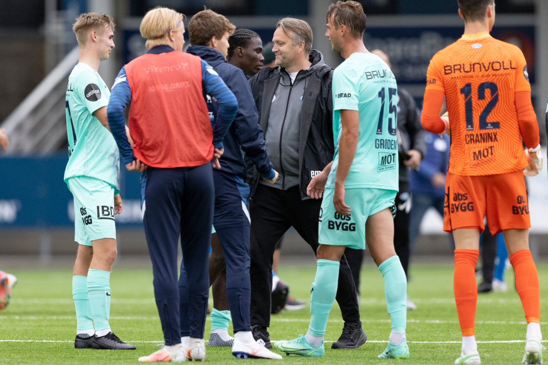 Erling Moe gratulerer spillerne etter seieren mot Hødd. Foto: Svein Ove Ekornesvåg / NTB