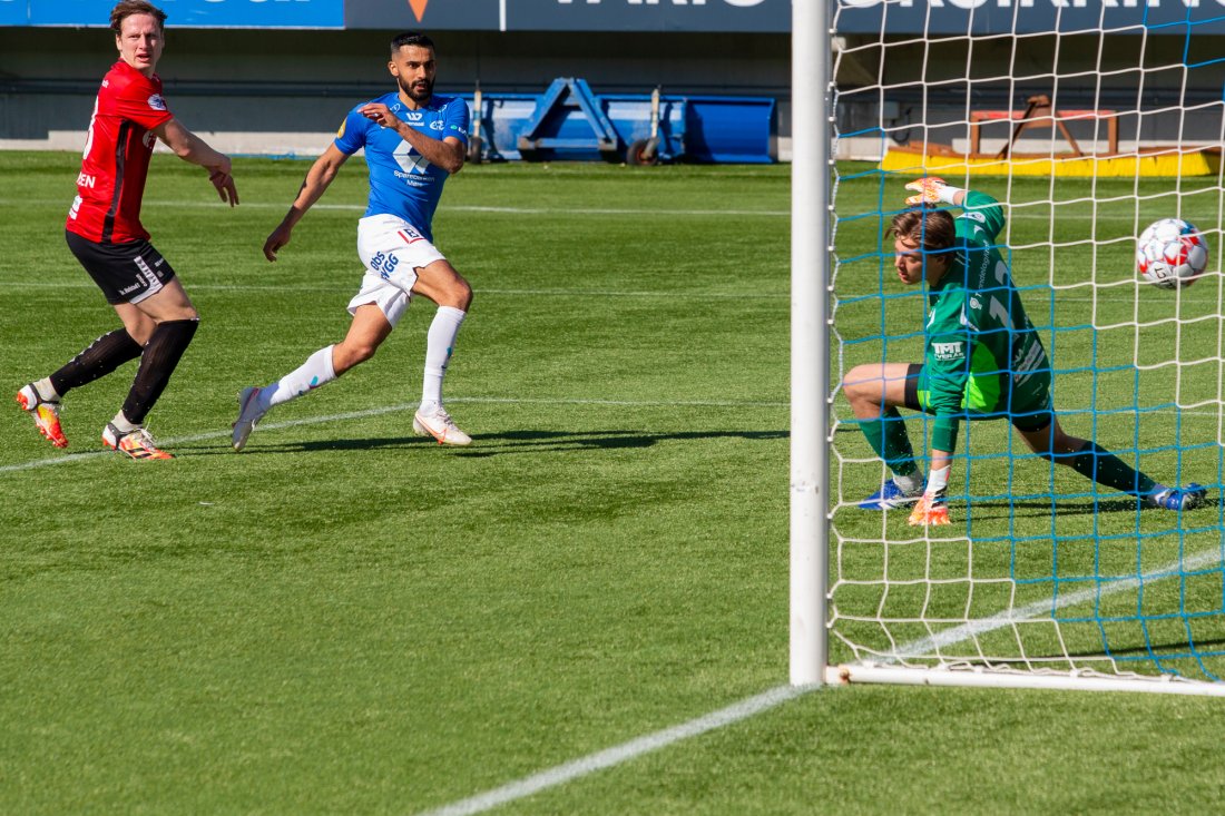 Etzaz Hussain setter inn 2-1 forbi keeper Rasmus Sandberg.Foto: Svein Ove Ekornesvåg / NTB