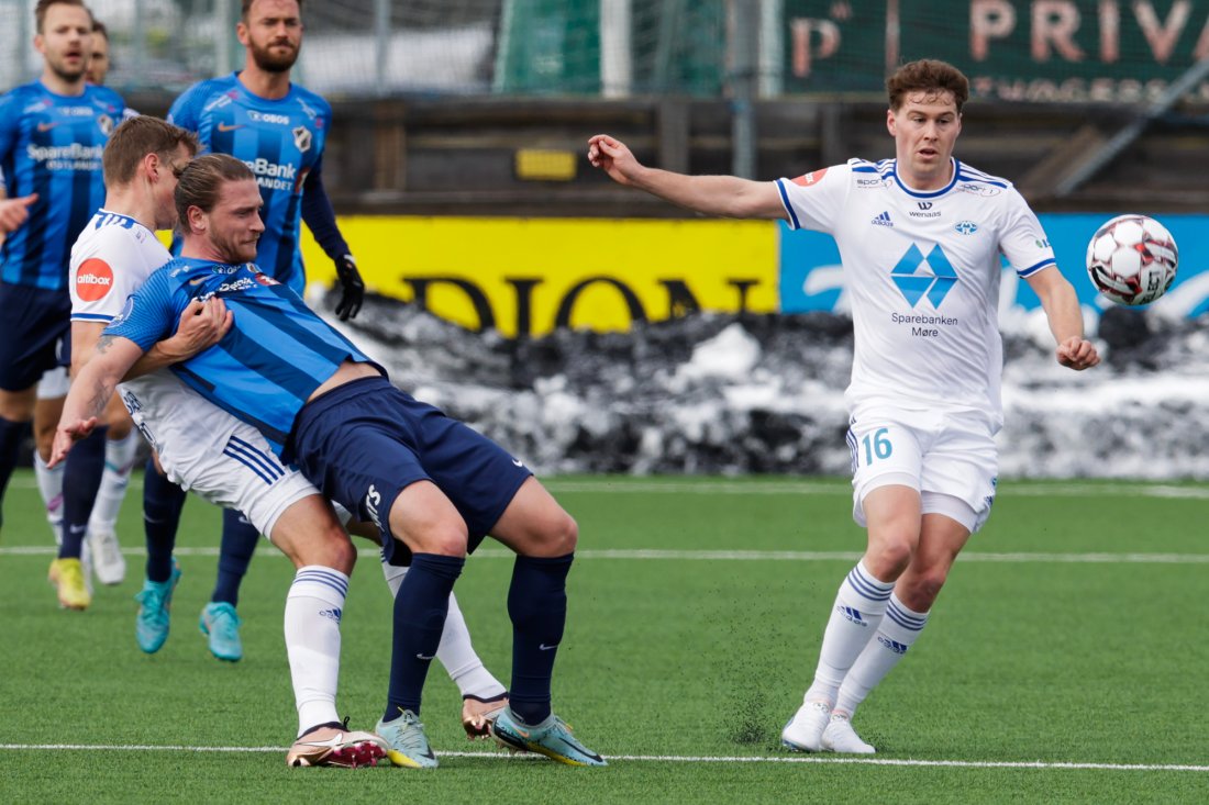 Tøffe tak mellom Molde og Stabæk. Kasper Høgh holdes, mens Emil Breivik tar ballen. Foto: Alf Simensen / NTB