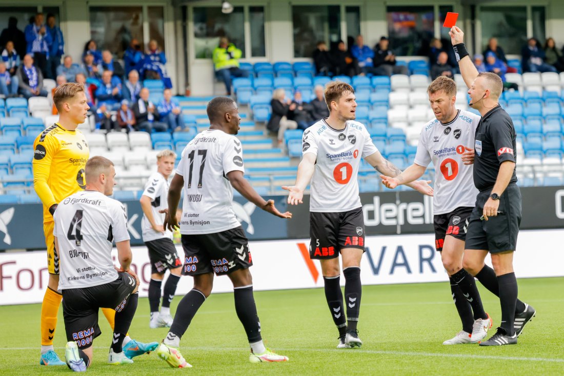 Svein Oddvar Moen ikke i tvil - gir rødt kort til Odin Bjørtuft. Foto: Svein Ove Ekornesvåg / NTB