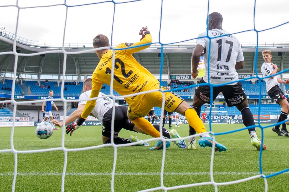 Odin Bjørtuft handser inne i feltet og straffes med både rødt kort og straffespark. Foto: Svein Ove Ekornesvåg / NTB