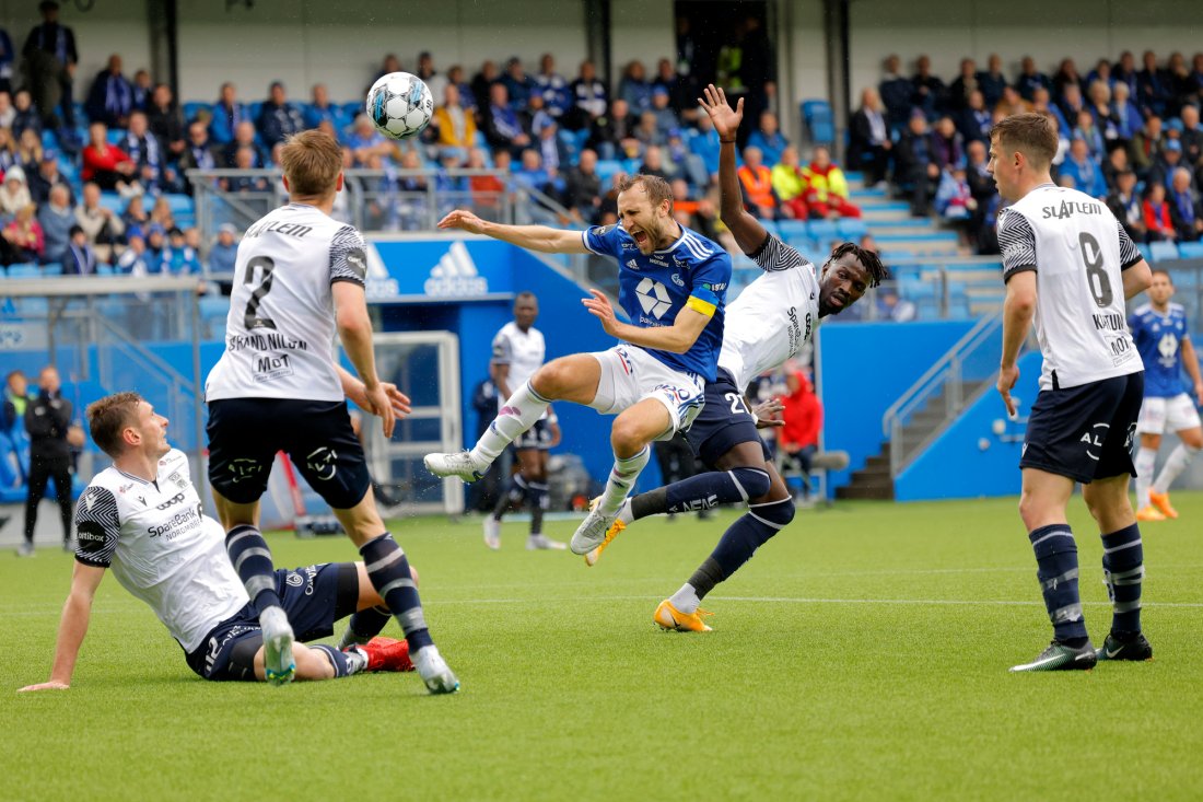 Magnus Wolff Eikrem ville ha straffespark etter duellen med Amidou Diop. Foto: Svein Ove Ekornesvåg / NTB