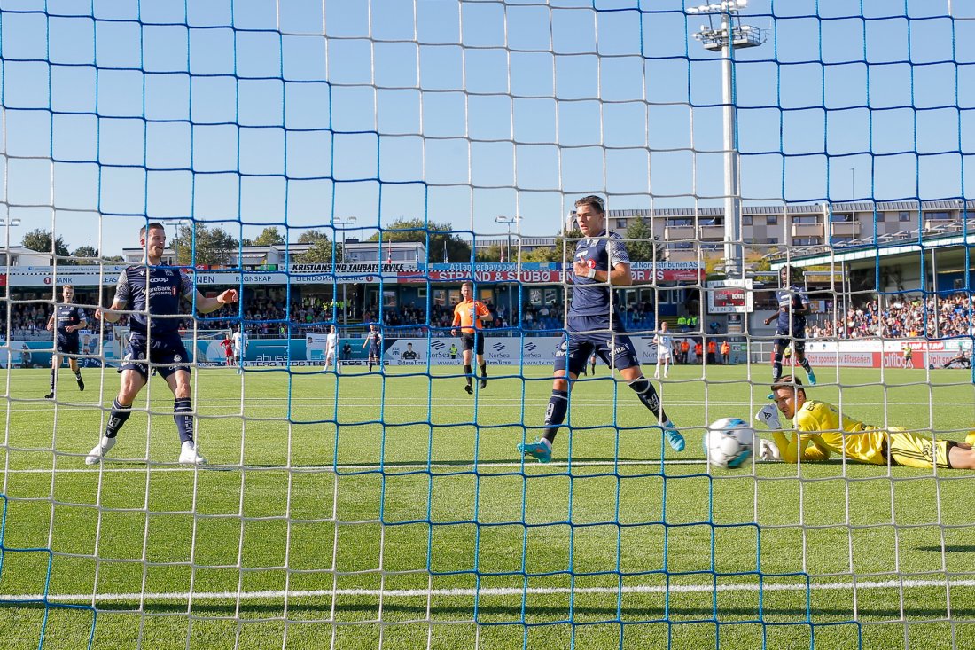 Bendik Bye (tv) kunne bare dytte inn 2-0 mot Molde. Foto: Svein Ove Ekornesvåg / NTB