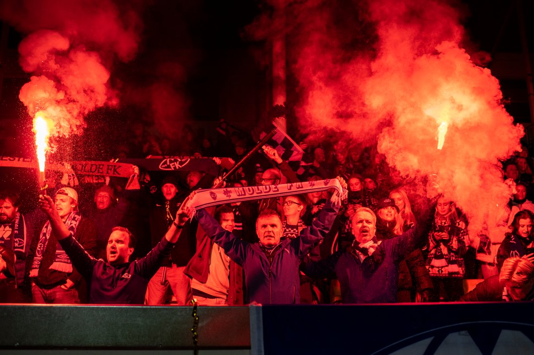 Moldesupporterne i fyr og flamme etter at seiersmålet kom fem minutt på overtid. Foto: Rodrigo Freitas / NTB