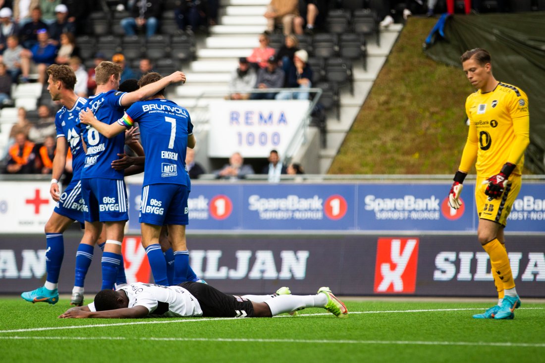 Odds Keeper Leopold Wahlstedt og Solomon Owusu fortviler, mens moldespillerne jubler etter Owusus sjølmål. Foto: Trond Reidar Teigen / NTB