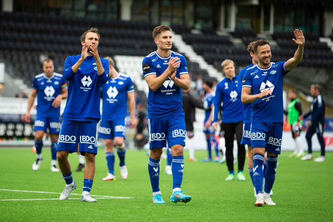 Eikrem, Haugen og Linnes i front for MFK når de takker supporterne for hjelpen i Skien. Foto: Trond Reidar Teigen / NTB