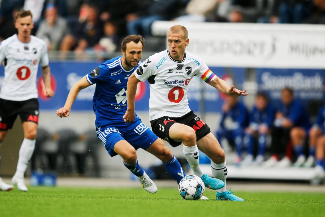 Kapteinduell: Odds Steffen Hagen og Moldes Magnus Wolff Eikrem i aksjon på Skagerak Arena. Foto: Trond R. Teigen / NTB