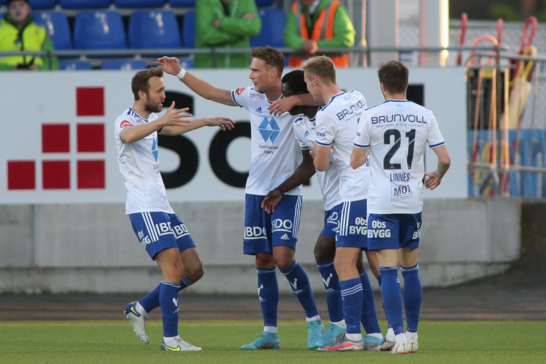 Moldespillerne jubler etter at David Fofana scoret 1-2-målet på Sarpsborg stadion. Foto: Christoffer Andersen / NTB