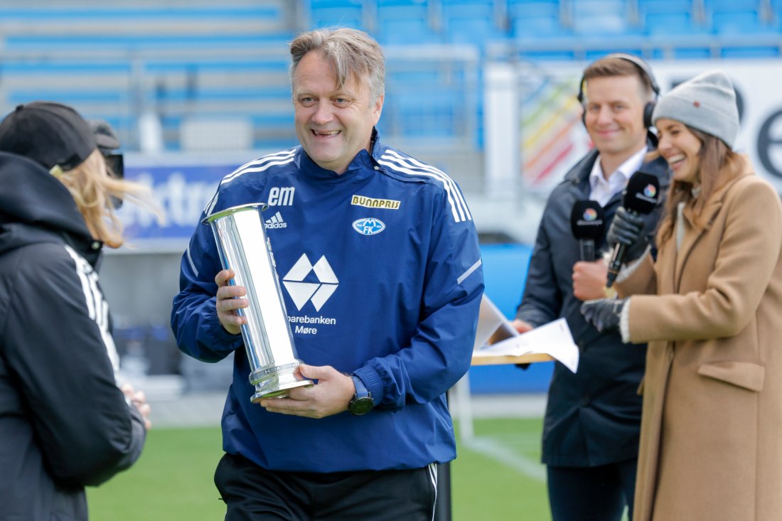 Erling Moe viste fram kongepokalen før kampen mot Viking på Aker Stadion. God stemning før kampen! Foto: Svein Ove Ekornesvåg / NTB