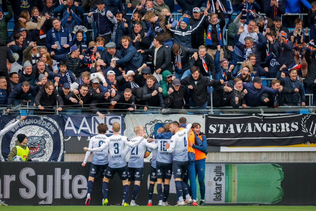 Full jubel blant de mange Viking-supporterne som hadde tatt turen til Molde. Foto: Svein Ove Ekornesvåg / NTB