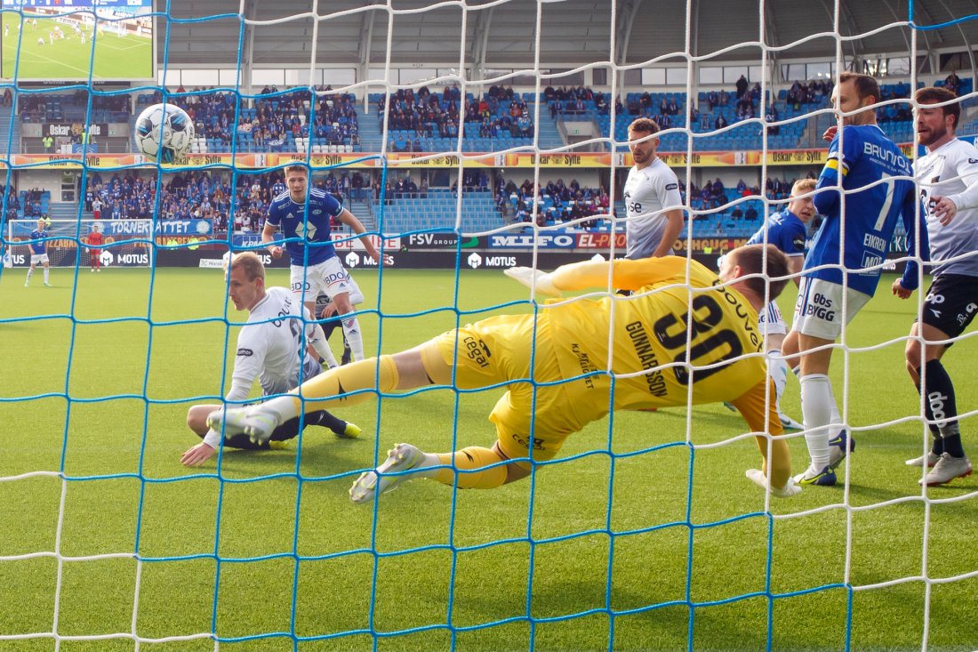 Markus André Kaasa setter inn 1-09 til Molde. Foto: Svein Ove Ekornesvåg / NTB