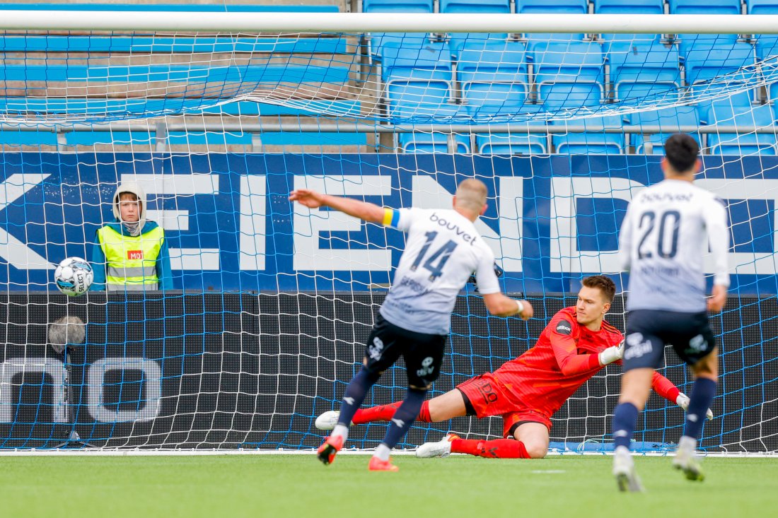 3-2! Veton Berisha sender keeper til høyre og straffesparket til venstre. Foto: Svein Ove Ekornesvåg / NTB