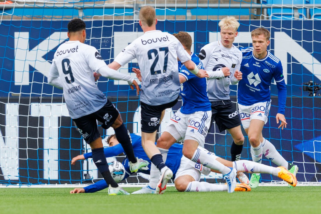 Benjamin Tiedemann hadde ikke akkurat hendene på ryggen da han blokkerte et skudd. Rødt kort og straffespark. Foto: Svein Ove Ekornesvåg / NTB