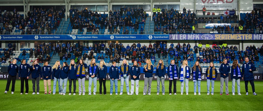 Moldes Jenter 19-lag ble norgesmestre og ble feiret på årets siste hjemmekamp. Foto: Marius Simensen / NTB