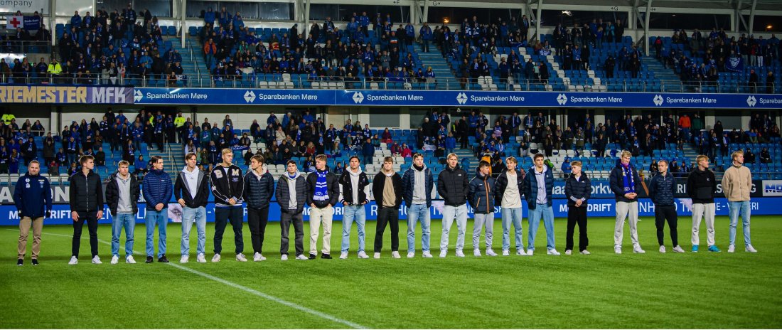 Moldes Gutter 19-lag hentet også hjem gull og ble feiret på Aker stadion. Foto: Marius Simensen / NTB