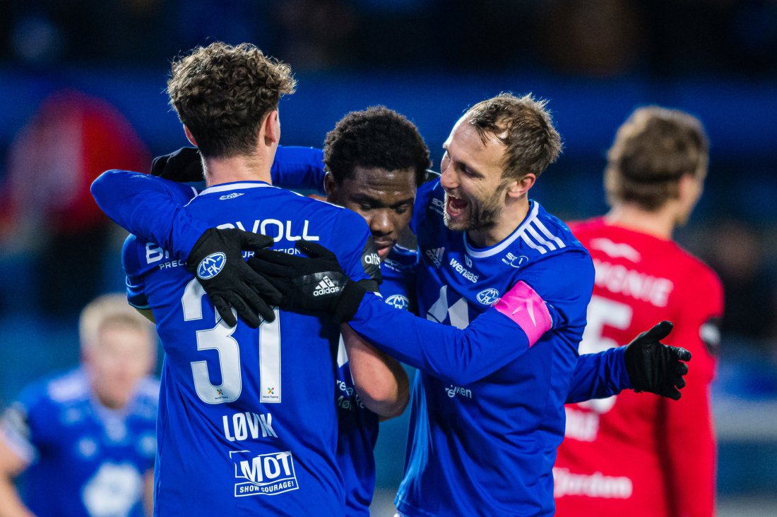 David Datro Fofana feirer scoring sammen med Mathias Fjørtoft LØvik og Magnus Wolff Eikrem. Foto: Marius Simensen / NTB