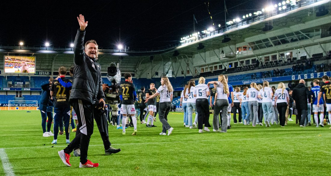 Erling Moe jublet etter medaljeoverrekkelsen på Aker stadion. Foto: Marius Simensen / NTB