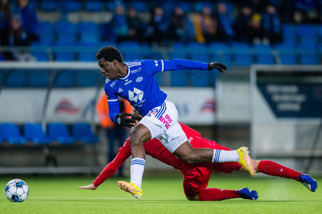 Jesper Taaje feller David Datro Fofana og lager straffespark. Foto: Marius Simensen / NTB