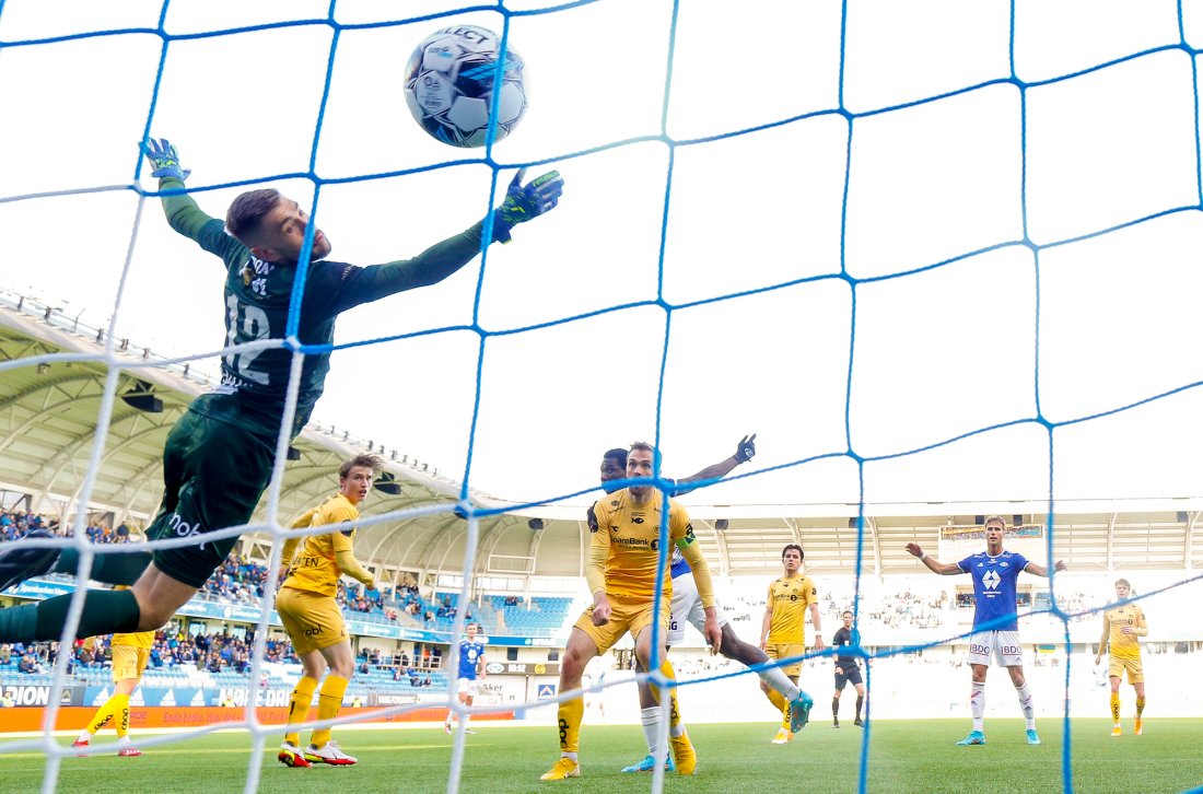 David Fofana header inn 2-0 i duell med Brede Mathias Moe. Foto: Svein Ove Ekornesvåg / NTB