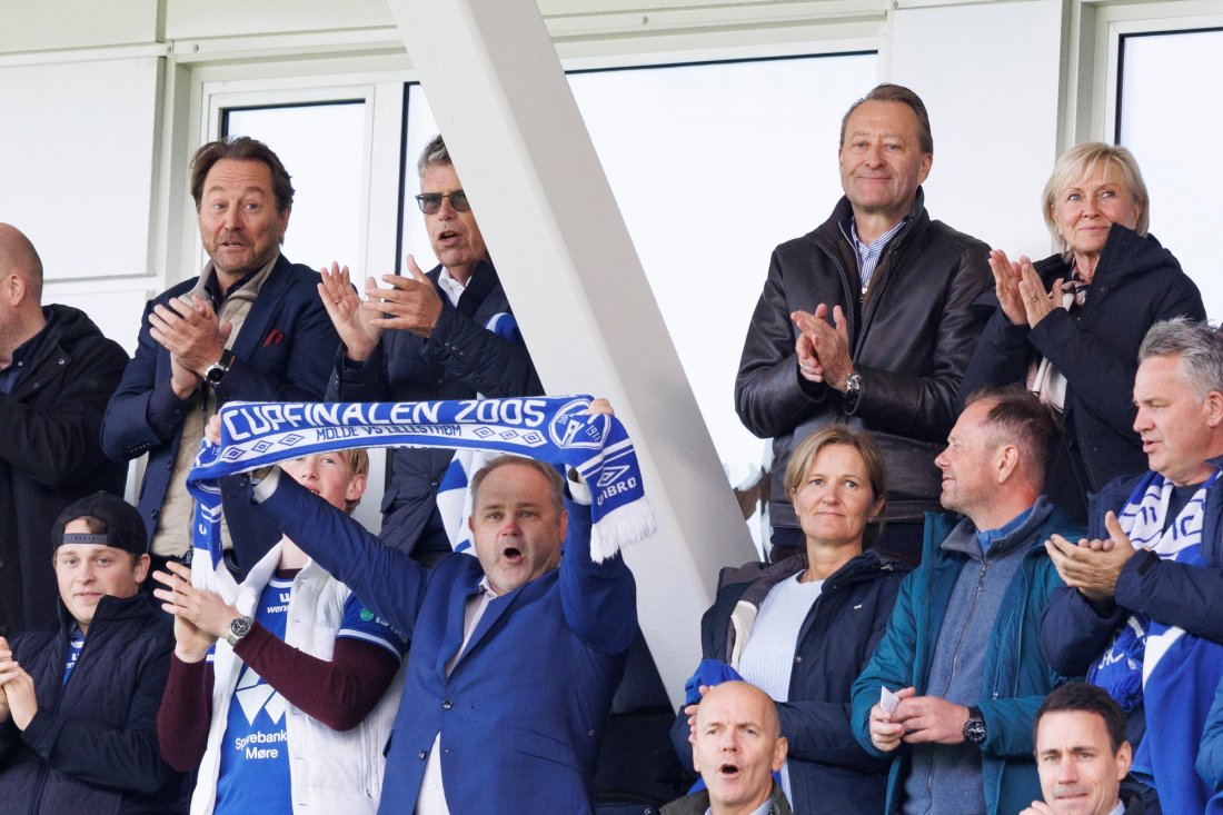 Mange gode MFK-venner på tribunen: Kjell Inge Røkke og Bjørn Rune Gjelsten blant dem som kunne juble da Fofana satte inn 2-0. Foto: Svein Ove Ekornesvåg / NTB