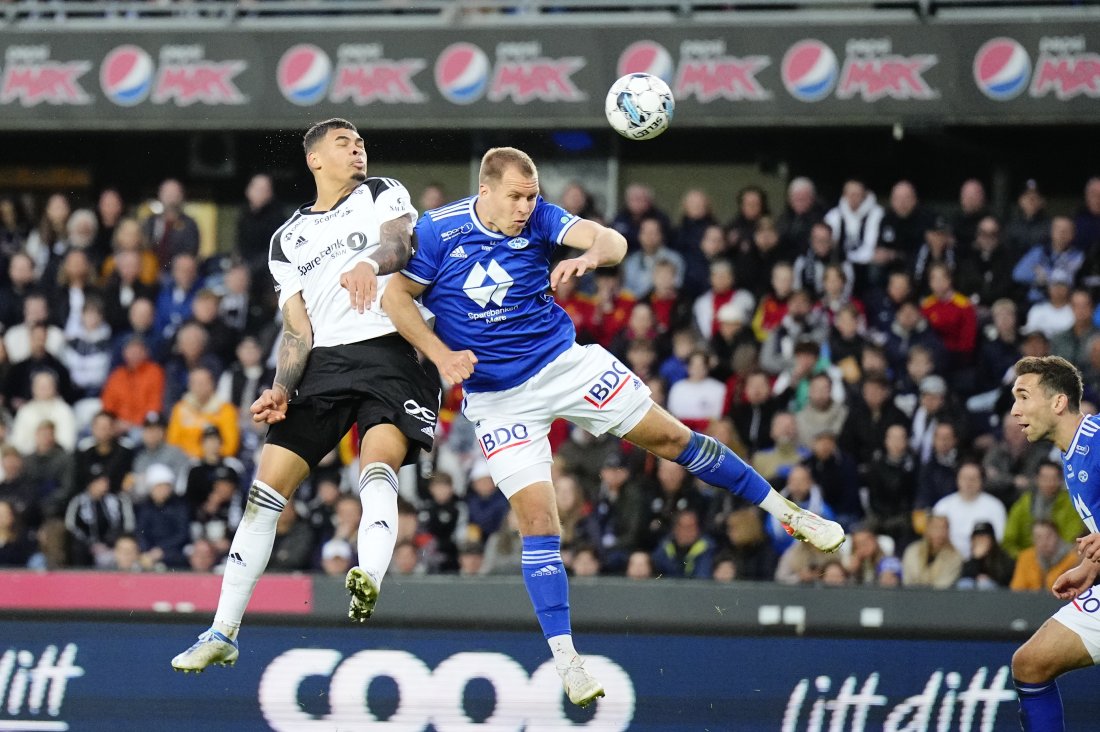 Noah Holm prøver seg mot Martin Bjørnbak. Foto: Ole Martin Wold / NTB